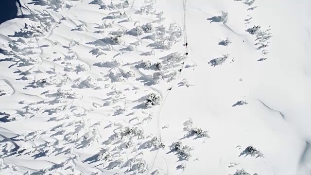 滑雪者在雪山上行走4k