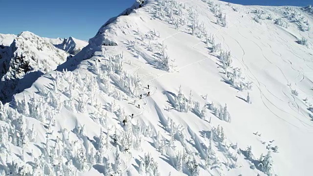 滑雪者在雪山上行走4k