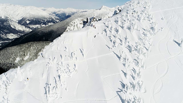 滑雪者在4k雪山上滑雪
