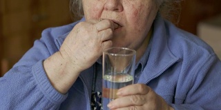 年长女性在家吃药