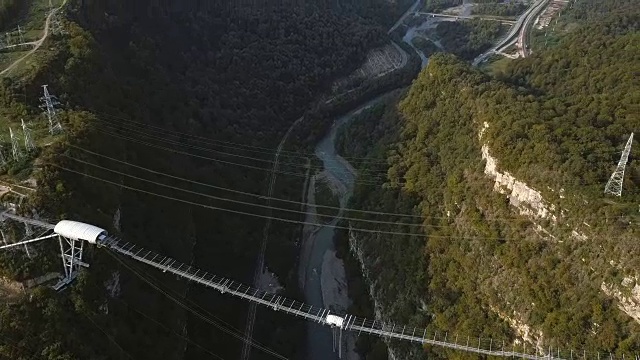 绕大峡谷河上最长的悬索桥飞行