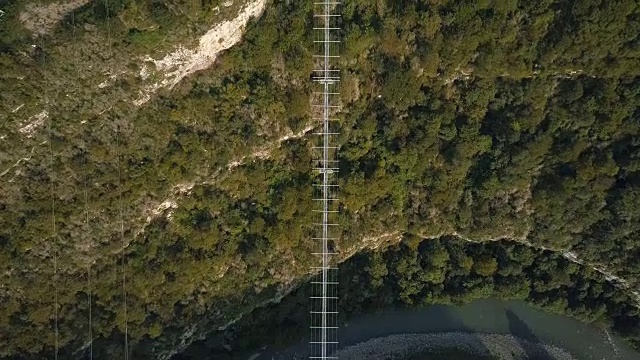 飞越最长的悬索桥横跨峡谷