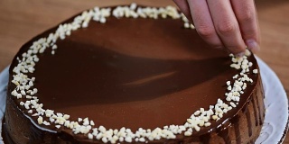 用坚果装饰巧克力芝士蛋糕