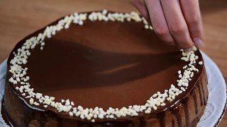 用坚果装饰巧克力芝士蛋糕视频素材模板下载