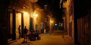 当地居民晚上在哈瓦那老城的街道上放松和社交
