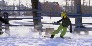 慢镜头:一个女孩骑着马疾驰。一匹马用绳子拖着一个滑雪者。滑雪者在雪堆中骑在滑雪板上。女骑师和男滑雪板运动员通过跳板进行跳跃。