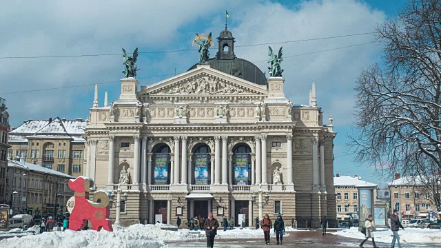 乌克兰利沃夫——2018年冬季:乌克兰老城利沃夫下雪寒冷的天气。云移动得很快。人们走在利沃夫歌剧院和芭蕾舞剧院附近的街道上。