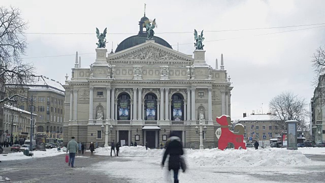 乌克兰利沃夫——2018年冬季:乌克兰老城利沃夫下雪寒冷的天气。人们走在利沃夫歌剧院和芭蕾舞剧院附近的街道上。