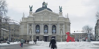 乌克兰利沃夫——2018年冬季:乌克兰老城利沃夫下雪寒冷的天气。人们走在利沃夫歌剧院和芭蕾舞剧院附近的街道上。