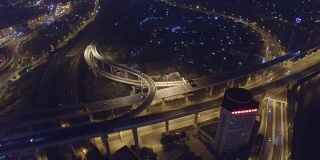 空中拍摄的交通在夜晚，天津，中国