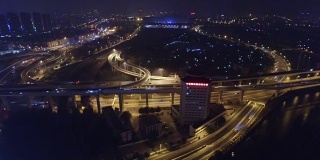 空中拍摄的交通在夜晚，天津，中国