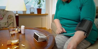 一位上了年纪的妇女在家测量血压