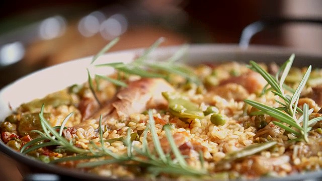准备用青豆，豌豆和辣椒做的鸡肉海鲜饭