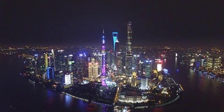 中国上海市区夜间鸟瞰图。