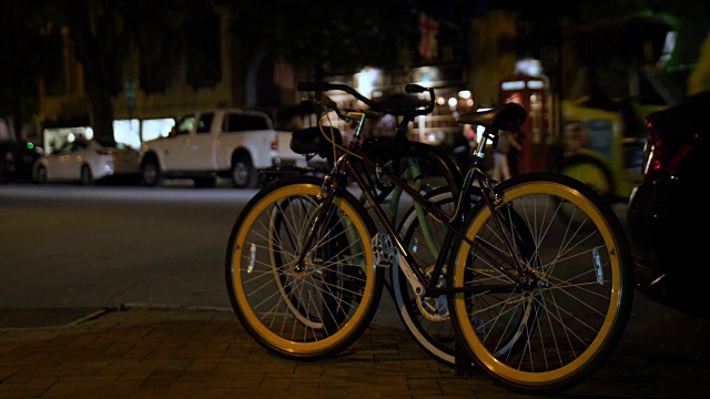 晚上停在萨凡纳街上的自行车