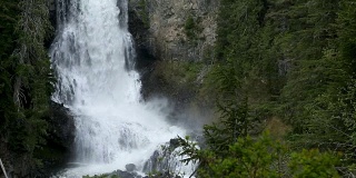 亚历山大瀑布位于惠斯勒附近的卡拉汉山谷。