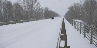 赛道道路上的汽车乘坐冬天是非常大雪暴雪户外的暴风雪俄罗斯