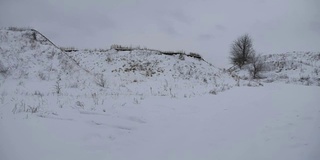 山峦小，在冰雪皑皑的冬季俄罗斯户外自然景观