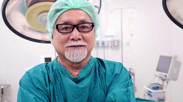 一个微笑的男性外科医生在手术室的肖像。
