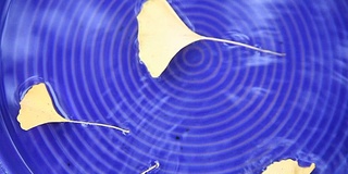 漂在陶瓷盘子里的银杏叶