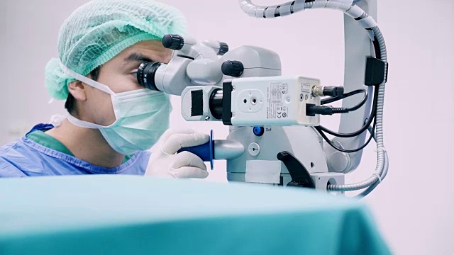 仪器护士在手术过程中为眼科医生、外科医生增加手术工具，并在faco机的打字监视器触摸屏上进行眼、白内障手术、近景、手术