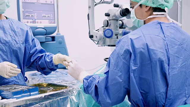 仪器护士在手术过程中为眼科医生、外科医生增加手术工具，并在faco机的打字监视器触摸屏上进行眼、白内障手术、近景、手术