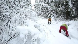 夫妇雪鞋打雪仗。视频素材模板下载