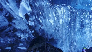 冰岛冰洞的水正在融化视频素材模板下载