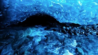 镜头-冰岛冰洞下有水流淌视频素材模板下载