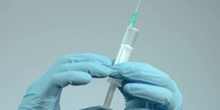 手从注射器中取出气泡，流感季节，接种疫苗，特写