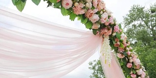婚礼花拱装饰。婚礼拱门上装饰着鲜花