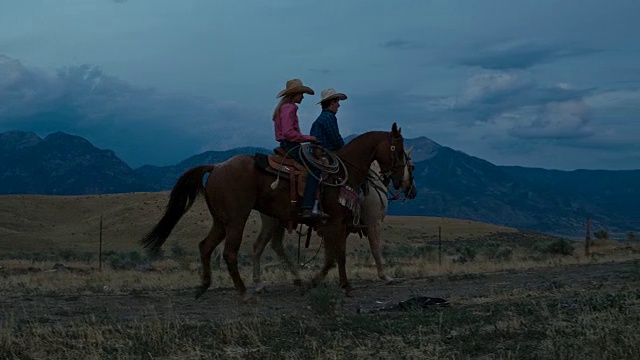 两个朋友在犹他州晚上骑马的实时视频