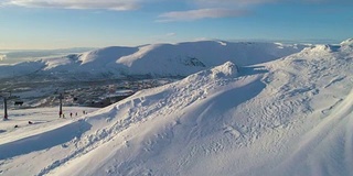 在阳光明媚的冬日与滑雪者一起滑雪。鸟瞰图。建立揭示。