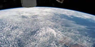 从国际空间站上看到的地球。从太空观察美丽的地球。这段视频由美国宇航局提供。