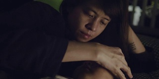 年轻的亚洲母亲在家里拥抱她的儿子。