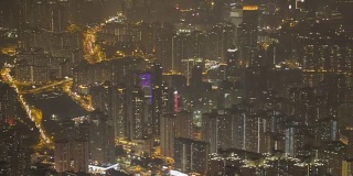 香港城市高层住宅楼夜景。全景时间流逝。从以上观点。