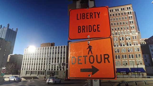 匹兹堡市中心的橙色绕道标志