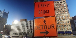 匹兹堡市中心的橙色绕道标志