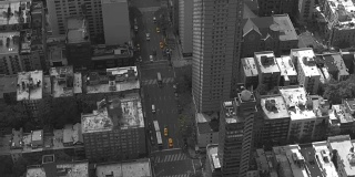 空中摄影:飞过纽约繁忙的街道，到处都是抢眼的黄色出租车