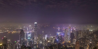照亮香港天际线的时间流逝及灯光秀的夜晚。从太平山顶眺望。