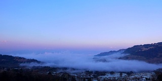 山地梯田景观中动态云海的时间流逝