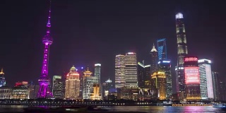 照亮上海天际线的全景夜景。陆家嘴金融区和黄浦江。从外滩堤岸看。中国