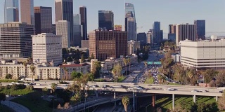 无人机拍摄与向上倾斜的四层交汇处和洛杉矶市中心