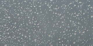 外面下雨时，雨滴落在窗户玻璃上