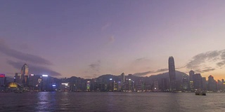 香港天际线和维多利亚港在阳光下的时间推移图。