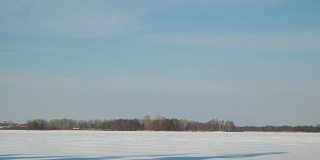 冰冻湖面上的卷云。