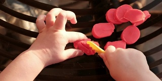 婴儿手切割橡皮泥-精细的运动技能发展灵巧-以上观点
