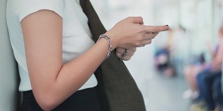 亚洲女性在火车上使用智能手机