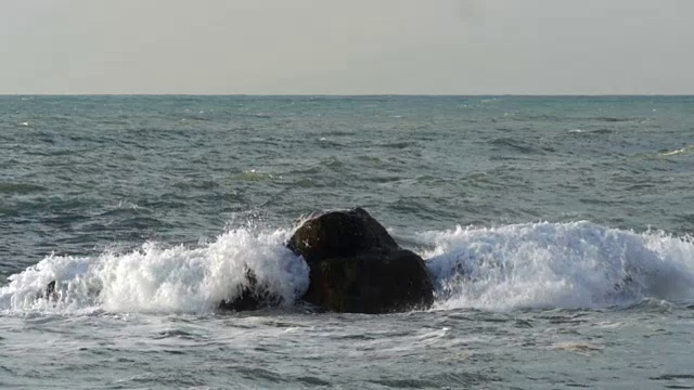 惊涛骇浪拍打着岩石