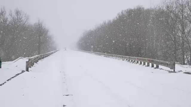 冬天的赛道道路上，汽车行驶的是非常大雪户外暴风雪暴风雪